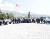 ÇİVRİL BELEDİYE BAŞKANI NİYAZİ VURAL 30 AĞUSTOS ZAFER BAYRAMI VE ÇİVRİL'İMİZİN KURTULUŞU GÜNÜNDE  CABAR MİLLİ MÜCADELE ŞEHİTLİĞİNİ ZİYARET ETTİ.