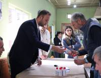 BAŞKAN DERE ÜRETİCİNİN YANINDA