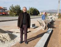 ÇİVRİL'DE ÇEVRE YOLU KALDIRIM ÇALIŞMALARI HIZLA İLERLİYOR.