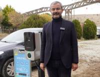 ÇİVRİL BELEDİYESİ, İĞDİR MAHALLESİ'NDE ELEKTRİKLİ ARAÇLAR İÇİN YENİ ŞARJ İSTASYONU KURDU
